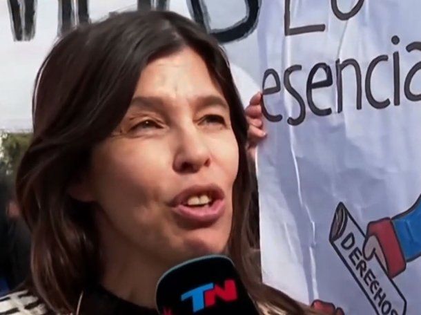 Valentina Biassi se sumó a la marcha por la Ley de Emergencia en Discapacidad por el futuro su hijo
