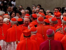 Cardenales en el Vaticano.