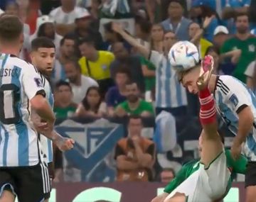 El patadón en la cara que sufrió Lisandro Martínez