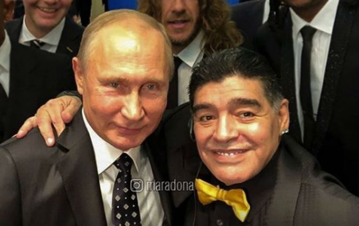 Maradona sonriente junto a Putín