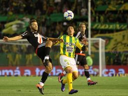 Nicolás Domingo (River) y Pablo Lugüercio (Aldosivi) disputan una pelota dividida Nicolás Domingo (River) y Pablo Lugüercio (Aldosivi) disputan una pelota dividida