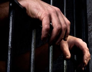 Condenaron a un hombre por mostrar sus genitales a alumnos de un colegio