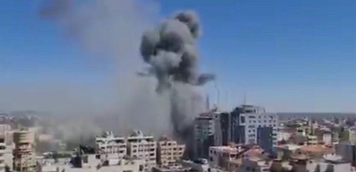 Un bombardeo israelí destruyó un edificio en Gaza donde funcionaban medios internacionales