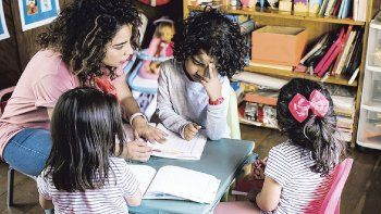 El 77% de la población de Uruguay considera que la educación está en crisis. El 77% de la población de Uruguay considera que la educación está en crisis.