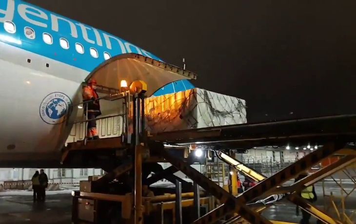 Viaja desde Rusia el tercer vuelo de Aerolíneas con las vacunas Sputnik V