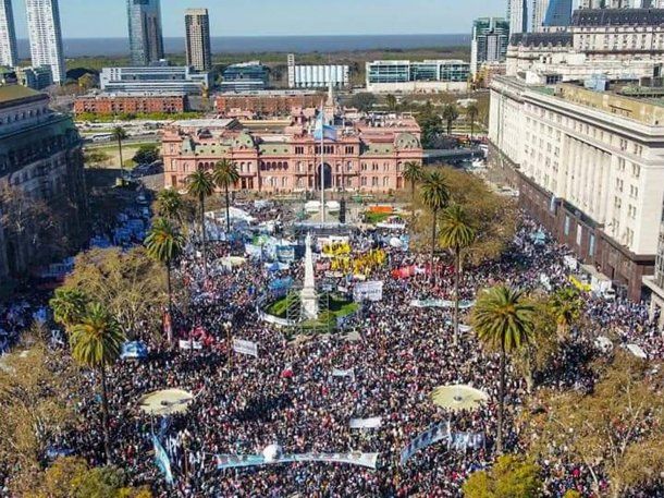 Histórica marcha a Plaza de Mayo en defensa de la democracia tras el atentado a Cristina Kirchner