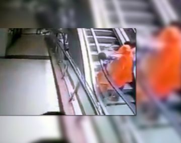 VIDEO: Una beba murió al caer de los brazos de su mamá en una escalera mecánica