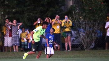 el gran gesto de neymar con un nino en pleno entrenamiento el gran gesto de neymar con un nino en pleno entrenamiento