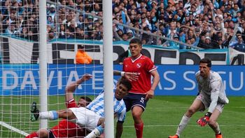 ¿de zaracho o maravilla martinez?: el insolito gol con el que racing abrio el clasico ante independiente