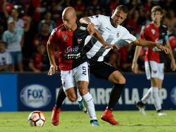 Matíaz Fritzler de Colón controla el balón