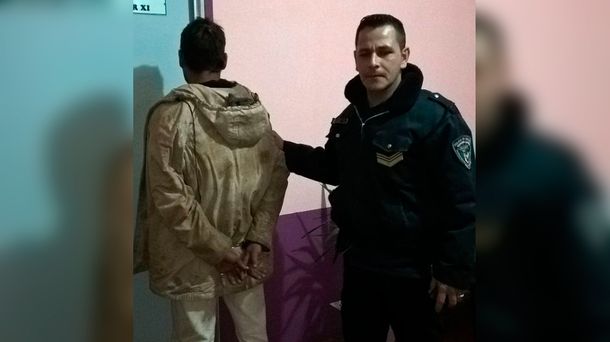 Le tiró agua caliente a su mujer, erró y le causó quemaduras a su hijita