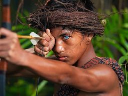 Ojos azules y brillantes: el sorprendente caso de una tribu de Indonesia