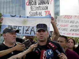 abrazo al edificio centinela en reclamo de mejoras salariales y en las obras sociales abrazo al edificio centinela en reclamo de mejoras salariales y en las obras sociales