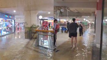 Lluvia a baldazos dentro de Unicenter. Lluvia a baldazos dentro de Unicenter.