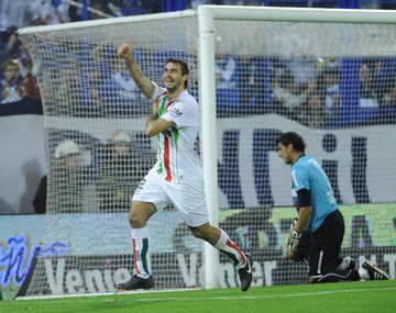 Vélez aplastó a Newells y le sacó el invicto en Liniers