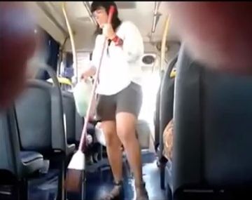 Un chofer obligó a una pasajera a limpiar el colectivo