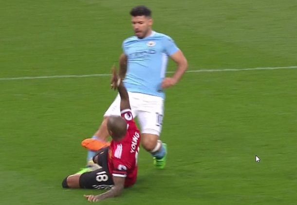 Young casi lesiona de nuevo a Agüero