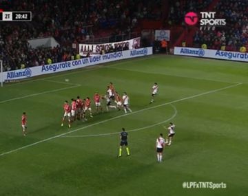 El tremendo golazo de Juanfer Quintero en Argentinos-River