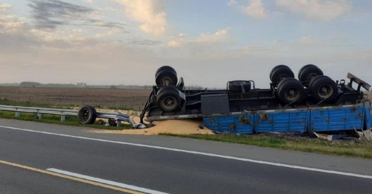Caos en la Ruta 7 por un camión que perdió su acoplado cargado con cereales