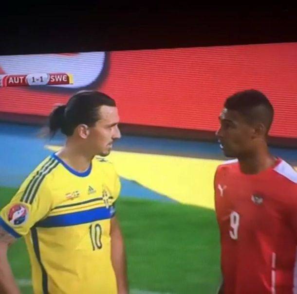 Otra de Ibrahimovic: mirá cómo se hace respetar en un tiro de esquina