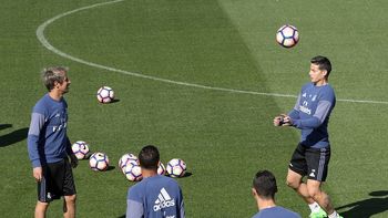 Cargadas a Coentrao en el entrenamiento de Real Madrid Cargadas a Coentrao en el entrenamiento de Real Madrid