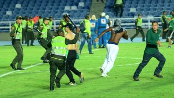 Enfrentamiento entre hinchas de Deportivo y América de Cali - Crédito: elpais.com.co / Jorge Orozco Enfrentamiento entre hinchas de Deportivo y América de Cali - Crédito: elpais.com.co / Jorge Orozco