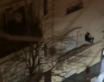 Vecinos descubren a hombre araña en Recoleta