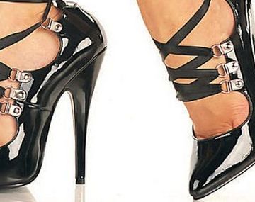 Se cortan el dedo meñique para poder usar tacos más altos