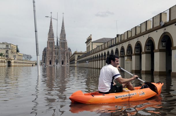 El río Luján perforó la barrera de los 5 metros y el agua se acerca a la Basílica
