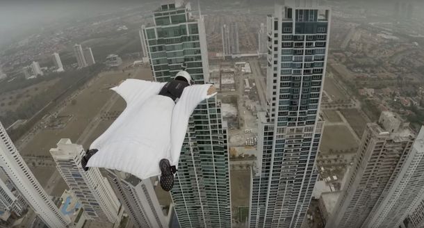 La mujer maravilla: una modelo italiana pasó volando entre dos edificios