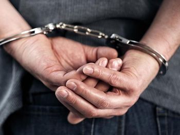 Fue a pedir un certificado de buena conducta pero tenía pedido de captura
