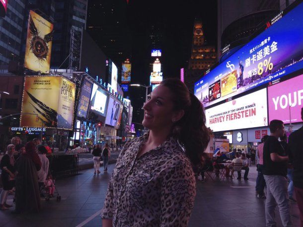 Visita nocturna por Broadway. “Sé que algún día voy a brillar en estas marquesinas”, confiesa la actriz argentina.