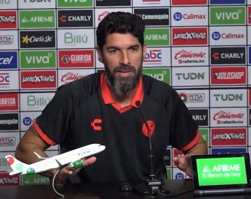 El desopilante cruce del Loco Abreu con un periodista mexicano: Tierra y barrio