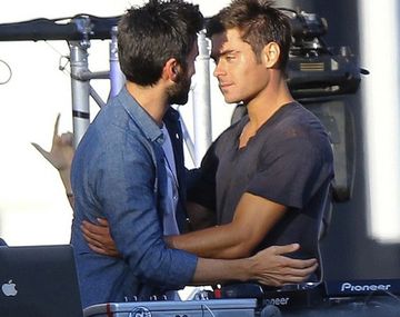 Zac Efron se mostró muy mimoso con su colega