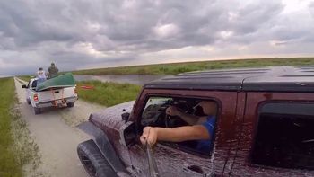 insolito: uso el palito de la selfie para filmar su propio choque insolito: uso el palito de la selfie para filmar su propio choque