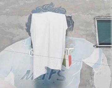 Dura protesta en Nápoles: tapan parte del mural de Maradona y hubo polémica