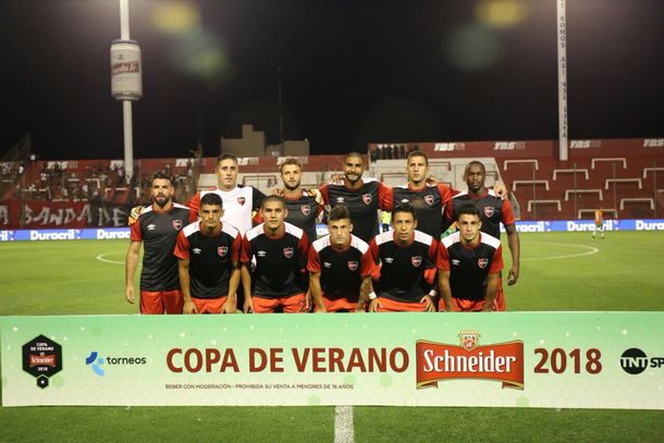 Newells con camiseta de entrenamiento