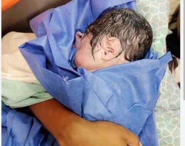 Nacimiento inesperado en Navidad: dio a luz en un destacamento policial