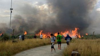 Vecinos combaten el fuego en Cariló Vecinos combaten el fuego en Cariló
