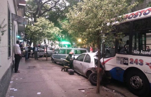 Un colectivo chocó contra un auto y luego embistió a 7 otros estacionados