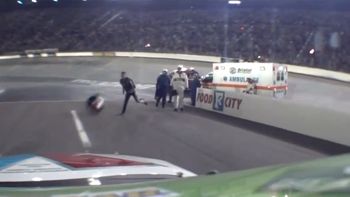 un piloto enloquecio y le tiro su casco a otro en medio de una carrera un piloto enloquecio y le tiro su casco a otro en medio de una carrera