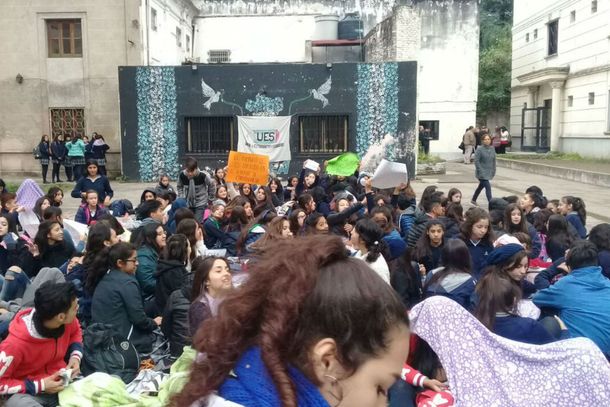 Tucumán: una directora comparó a una alumna con una prostituta por el largo de su pollera