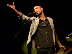 El gesto solidario de Abel Pintos con los preciados regalos de sus fans