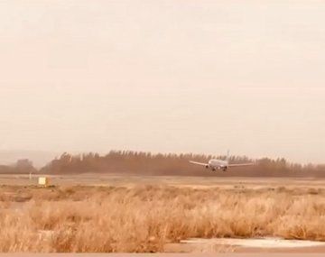 Un avión de Flybondi aterriza en Neuquén en medio de fuertes ráfagas de viento