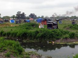 El fiscal dijo que hay 35 detenidos y que hallaron facas y hierros clavados en el barro