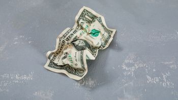 El dólar cayó y recortó casi la totalidad de la suba que acumuló durante la racha de seis días al alza. El dólar cayó y recortó casi la totalidad de la suba que acumuló durante la racha de seis días al alza.