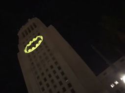 La batiseñal se vio en el cielo de Los Ángeles
