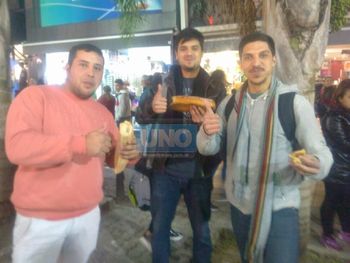 Solidarios: le compran todos los panes a vendedor antes de que lo decomisen