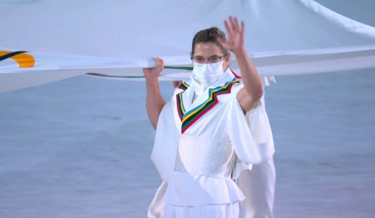 Tokio 2020: Paula Pareto entró con la bandera olímpica