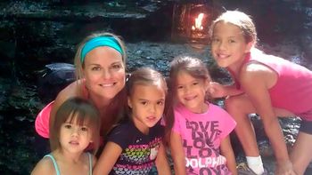 una mujer adopto a las cuatro hijas de su amiga que murio de cancer una mujer adopto a las cuatro hijas de su amiga que murio de cancer